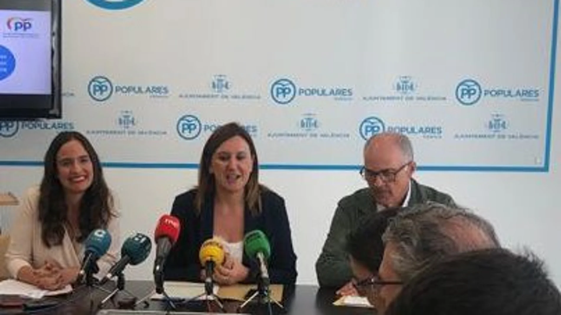 Los representantes del PPCV, en su encuentro informativo ayer con los periodistas a quienes explicaron el aumento de los delitos en la ciudad de Valencia