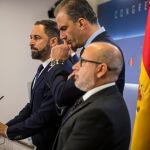 Francisco José Alcaraz, senador de Vox, junto a Javier Ortega Smith y Santiago Abascal