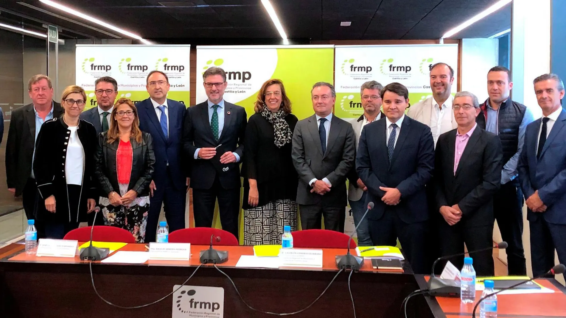 Foto de familia de la Ejecutiva Regional en funciones tras la reunión que mantenían este martes
