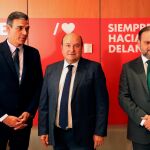 Pedro Sánchez junto al presidente del PNV, Andoni Ortuzar, hoy durante la reunión que han mantenido de cara a los posibles apoyos en la investidura. EFE/Kiko Huesca