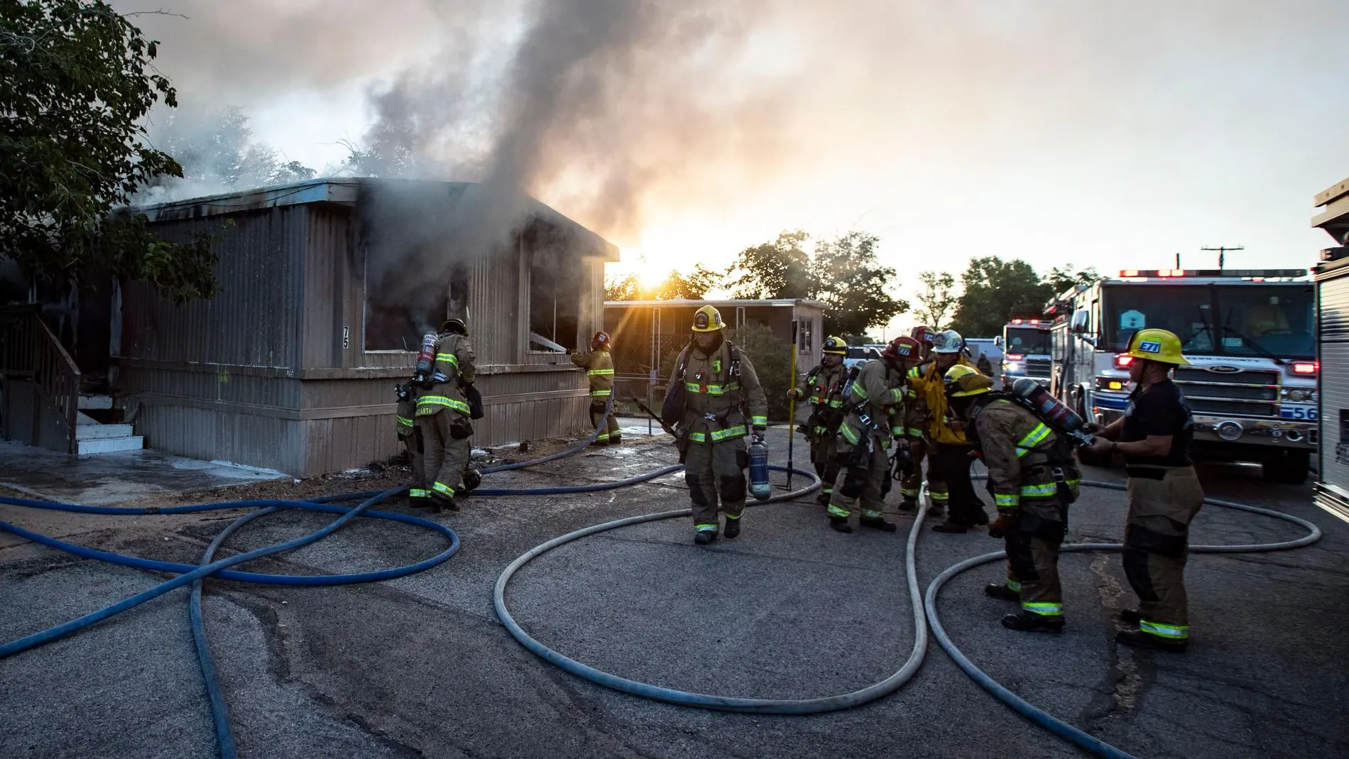 Los bomberos apagaron un incendio eléctrico, según sus vecinos, en una casa después del terremoto en Ridgecrest, California