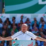 El presidente del PNV, Andoni Ortuzar, interviene este domingo en el Alderdi Eguna. EFE/ David Aguilar