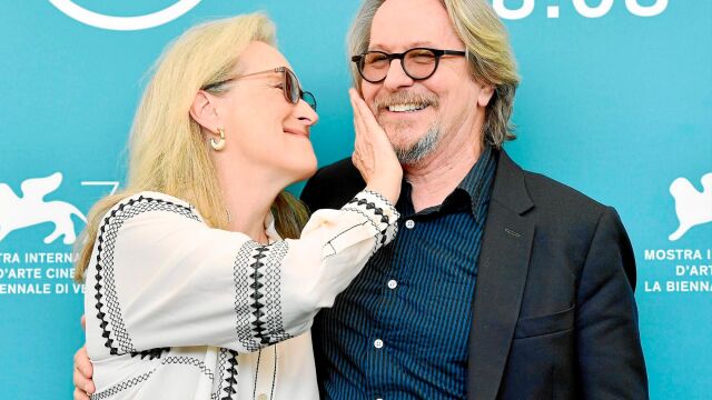 Meryl Streep abraza a Steven Soderbergh en la presentación, ayer en Venecia, de «The Laundromat»