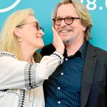 Meryl Streep abraza a Steven Soderbergh en la presentación, ayer en Venecia, de «The Laundromat»