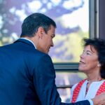 El secretario general del PSOE y presidente del Gobierno en funciones, Pedro Sánchez, junto a la portavoz del Gobierno en funciones, Isabel Celaá / Foto: Ep