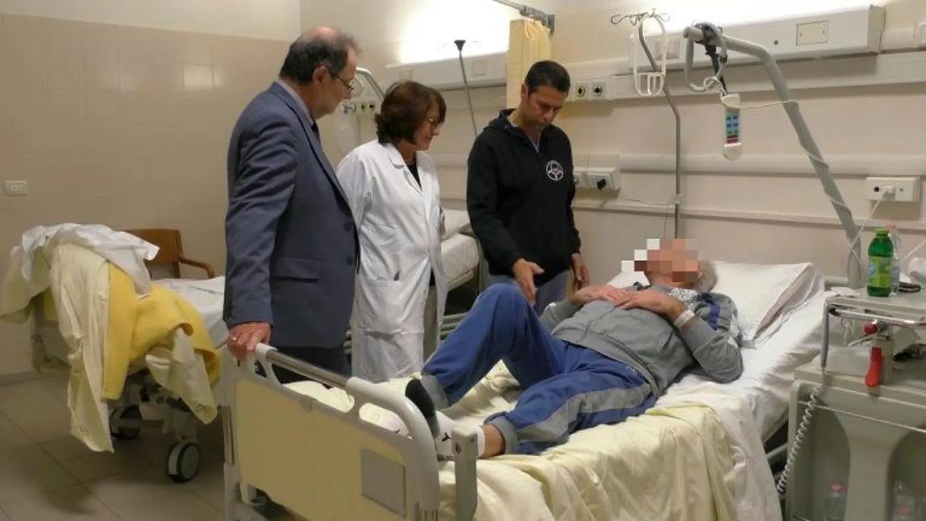 Imagen del paciente con el equipo médico