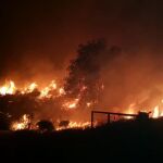 Durante toda la noche del sábado al domingo se estuvo combatiendo contra el avance del incnedio