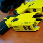 Imagen de dos de las armas que reclama el SUP para todos los agentes