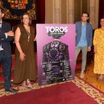 La presidenta de la Diputación, Ángeles Armisén, acompañada del alcalde de Palencia, Mario Simón; del representante de la empresa concesionaria del coso taurino, Manuel Martínez, de la concejal de Fiestas, Laura Lombraña; y de la jefa del área de Turismo, Cultura, y Deporte de la Diputación, Carolina Valbuena, presentan los carteles de la Feria Taurina San Antolín 2019