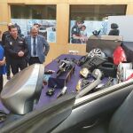 La delegada del Gobierno en Castilla y León, Mercedes Martín, observa el material incautado junto al subdelegado en la provincia burgalesa, Pedro de la Fuente, y el comisario jefe provincial de la Policía Nacional, Jesús Nogales