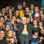 Peter Brook arropado por un grupo de jóvenes actores. Foto: Alberto R. Roldán