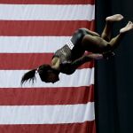 Biles, ejecutando su salto