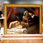 Unos trabajadores embalan «Judith y Holofernes», atribuido a Caravaggio por un experto, que el martes se vendió antes de llegar a la subasta. Foto: Reuters