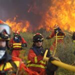 Un equipo de bomberos durante el incendio de Llutxent del verano de 2018