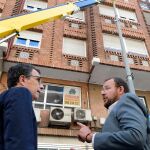 Ballesta ha visitado la Avenida de la Constitución, donde esta semana se están sustituyendo las luminarias por otras nuevas de bajo consumo