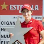 Carlota Ciganda, posando con el trofeo