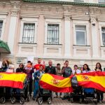 Imagen de la concentración de padres por gestación subrogada atrapados en Kiev
