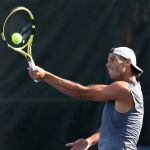 Rafa Nadal golpea la bola durante un entrenamiento en Montreal