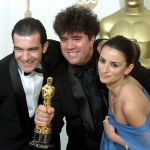 Pedro Almodóvar con el Oscar que recibió en 1999 a la mejor película de habla no inglesa por "Todo sobre mi madre"