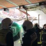 Los bomberos han tenido que apuntalar la zona del derrumbe,