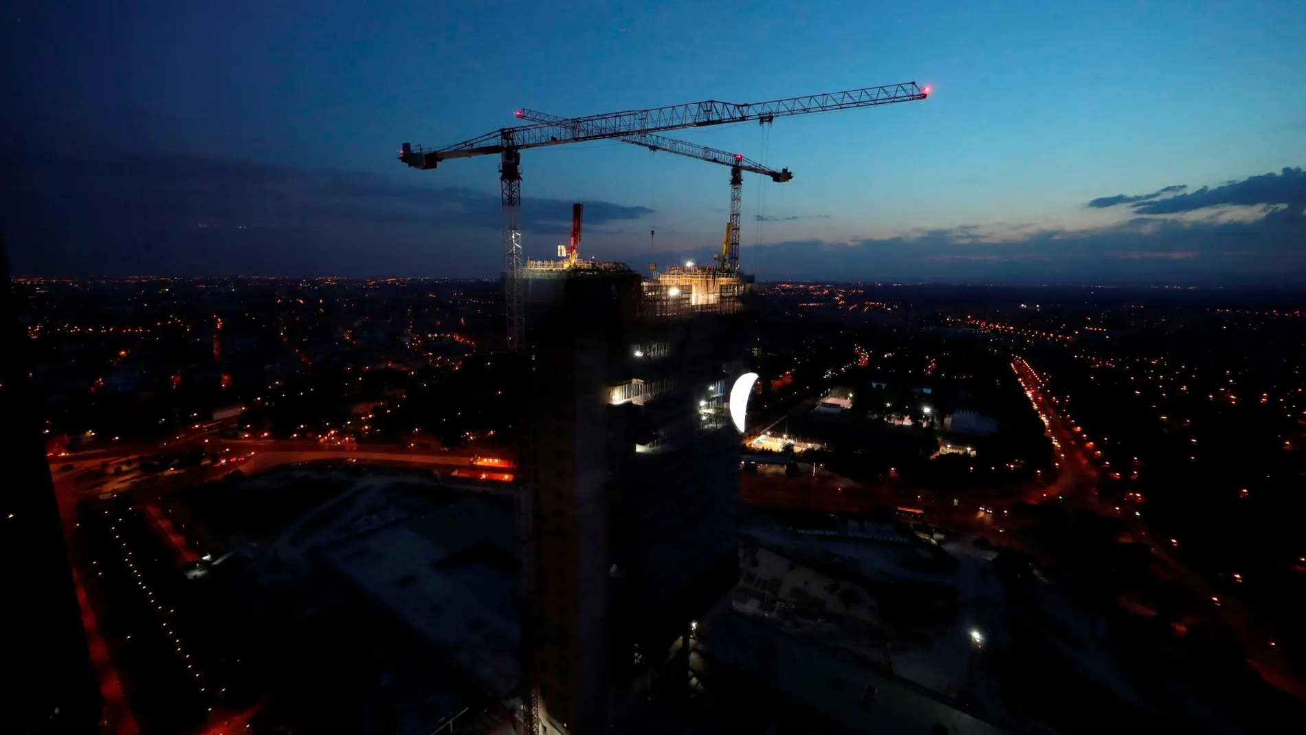 Con motivo del 50 aniversario de la llegada del hombre a la luna, CALEIDO, en colaboración con Urvanity Projects, instaló en una de sus grúas una gran luna brillante de 9 metros, obra del artista SPY. La luna se verá desde diferentes puntos del madrileño Paseo de la Castellana dando luz y ambiente al entorno.