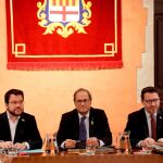 GRAFCAT1792. MANRESA (BARCELONA), 03/07/2019.- El presidente de la Generalitat, Quim Torra (c), junto al vicepresidente del Govern y conseller de Economía, Pere Aragonès (i), y el secretario de Govern, Victor Cullell (d), durante la reunión semanal del Govern celebrada este miércoles excepcionalmente en la sala de sesiones del ayuntamiento de Manresa. EFE/Susanna Sáez