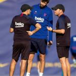 Piqué charla con Ernesto Valverde durante un entrenamiento