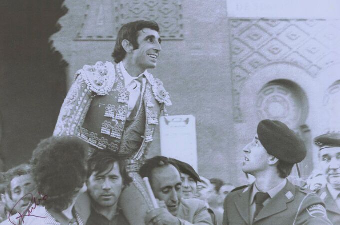 Dámaso González sale por la Puerta Grande de Las Ventas en la Feria de San Isidro de 1969