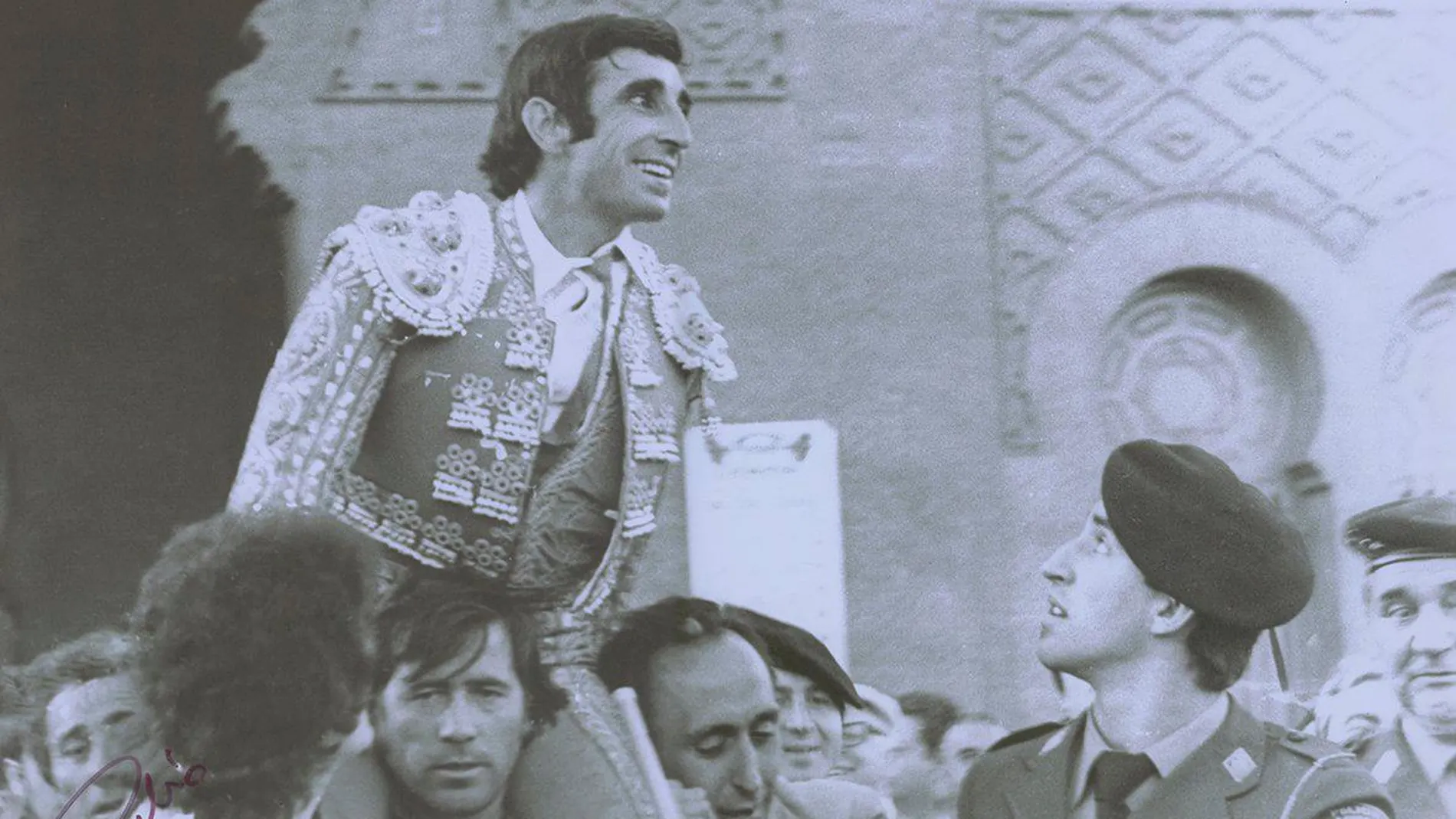 Dámaso González sale por la Puerta Grande de Las Ventas en la Feria de San Isidro de 1969