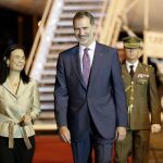 El rey Felipe VI recibido por la vicepresidenta y ministra de Relaciones Exteriores de Panamá, Isabel de Saint Malo, a su llegada al Aeropuerto Internacional de Tocumen (Panamá)
