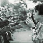 «La joven con una flor», una fotografía de Marc Riboud que podrá verse en la primera de las muestras fruto del acuerdo. Foto: © marc riboud/Centre Pompidou, MNAM-CCI