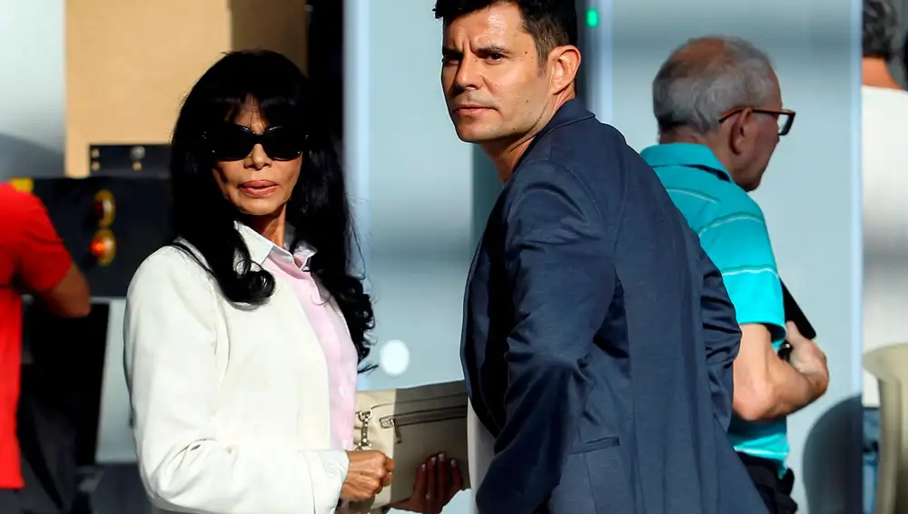 Javier Sanchez-Santos, a su llegada a los juzgados de Valencia, junto a su madre Maria Edite Santos