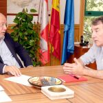 Un instante del encuentro que mantenían ayer Francisco Igea y Ángel Hernández