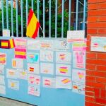 Puerta en la que había el mural de apoyo a la niña