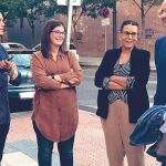 La alcaldesa de Móstoles, ayer, con varios vecinos, en una imagen compartida en sus redes sociales