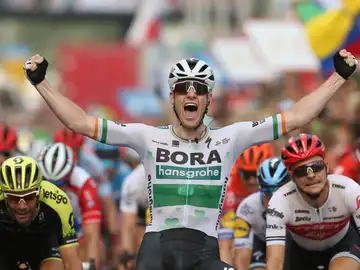 Sam Bennett levanta los brazos para celebrar su victoria Sam Bennett levanta los brazos para celebrar su victoria