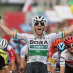 Sam Bennett levanta los brazos para celebrar su victoria