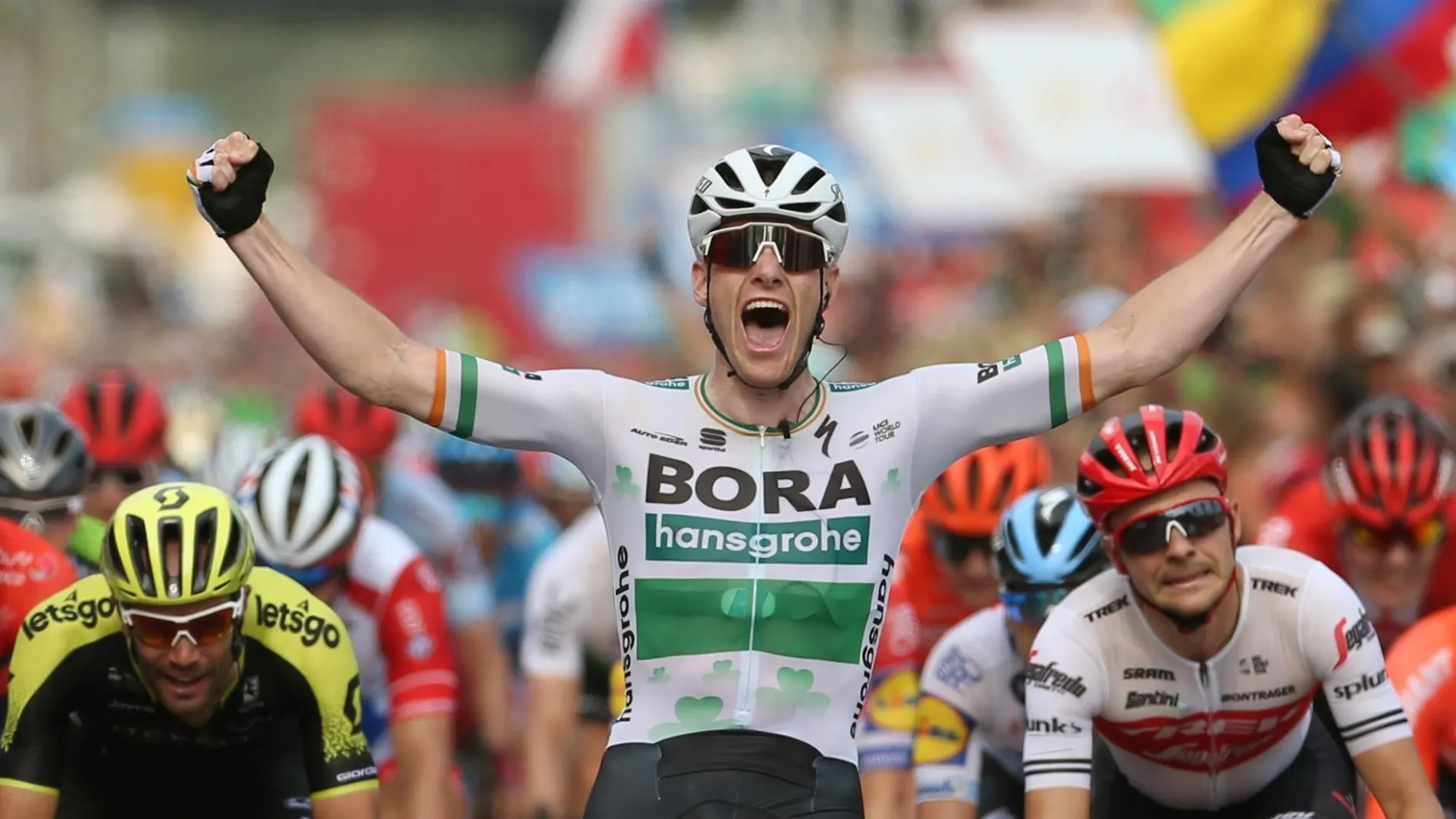 Sam Bennett levanta los brazos para celebrar su victoria