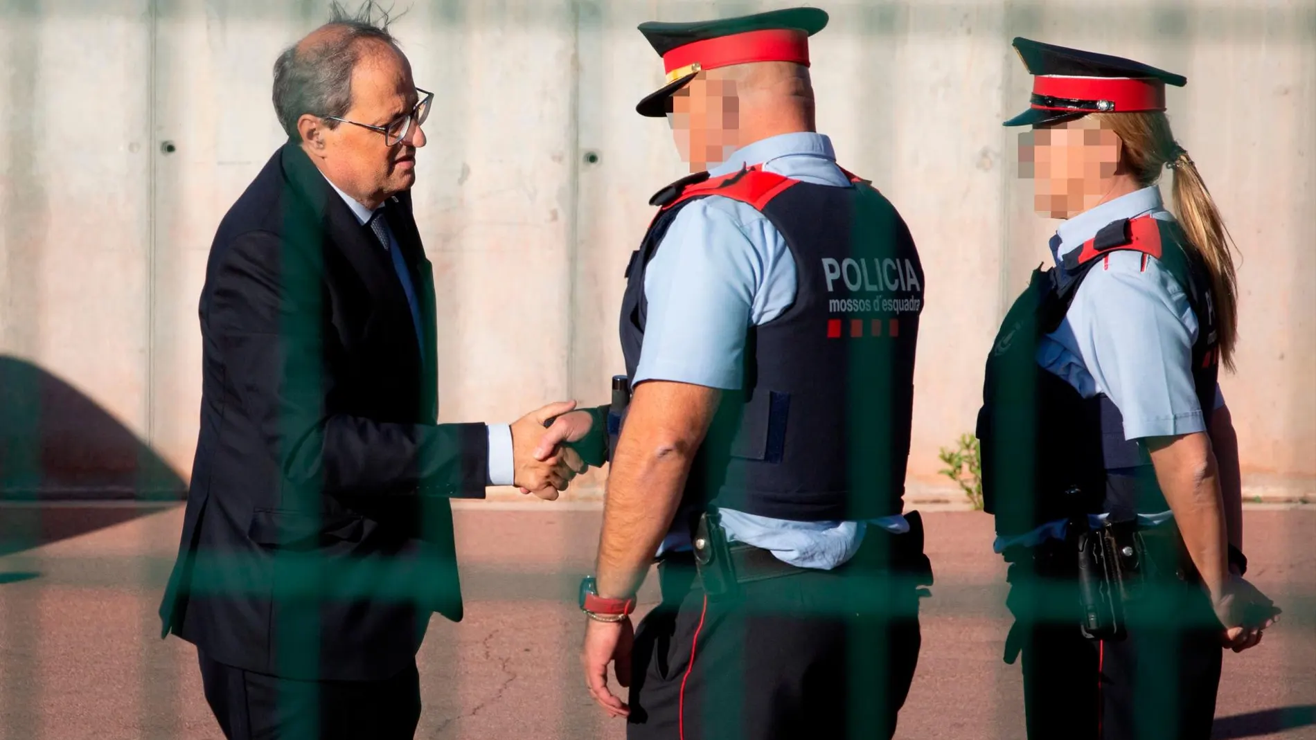 El presidente de la Generalitat, Quim Torra, saluda a dos Mossos d'Esquadra / Foto: Europa Press