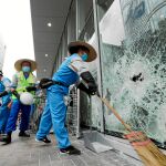 Funcionarios limpian los alrededores del Parlamento de Hong Kong después de que los manifestantes irrumpieran en el edificio