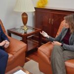 El alcalde de Soria, Carlos Martínez, y la consejera de Educación, Rocío Lucas, durante el encuentro
