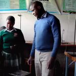 Peter Tabichi durante una de sus clases de ciencias