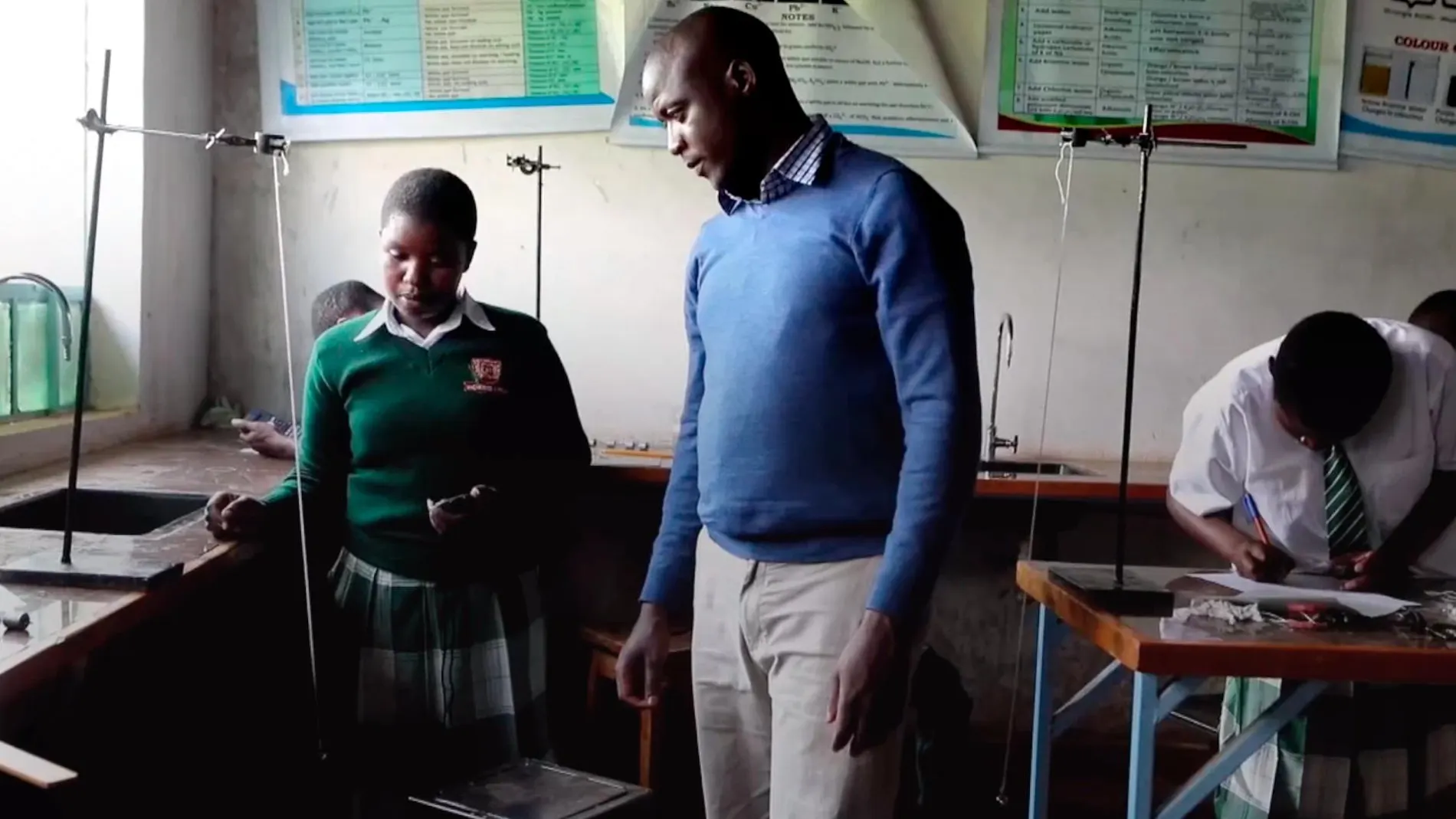 Peter Tabichi durante una de sus clases de ciencias