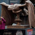 Una de las cuatro esculturas de "Juego de Tronos"emplazada en Callao, Madrid, como preludio de la exposición que se inaugura el próximo 26 de octubre