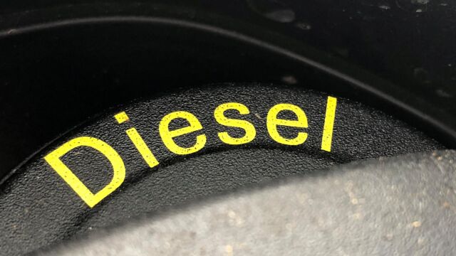 La palabra "diesel" escrita en un vehículo