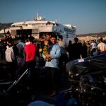 Migrantes afganos esperan para embarcar en Mytilene, en la isla de Lesbos, rumbo al continente/Reuters