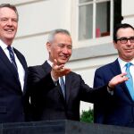 Liu He, Robert Lighthizer y Steve Mnuchin durante las fotos con la prensa tras la reunión
