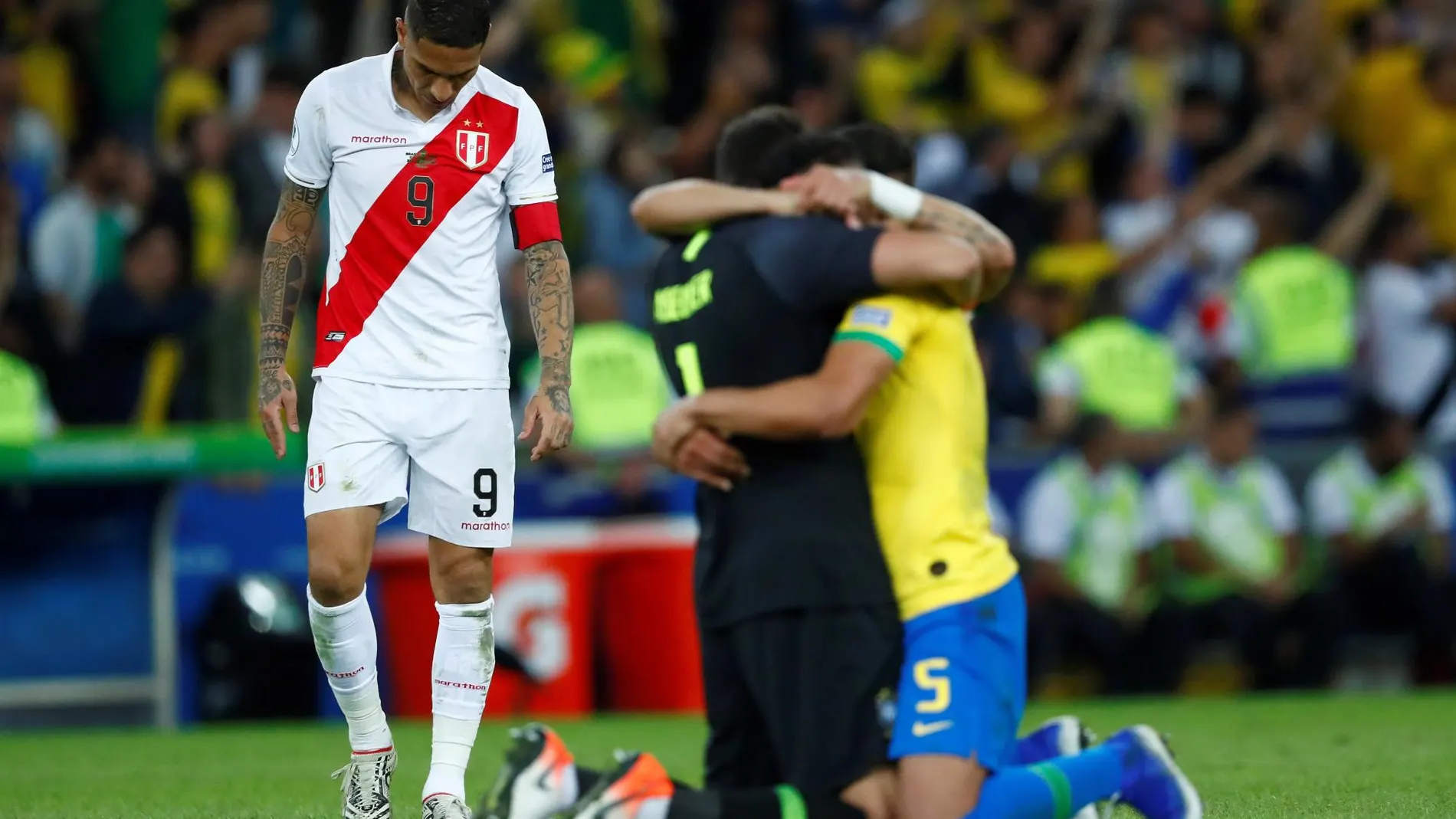 Alisson y Casemiro celebran el tercer gol de Brasil
