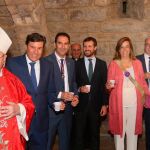 Pablo Casado en su visita Palencia con motivo de las fiestas de San Antolín, tras la misa en honor al patrón de la ciudad, beben agua en la cripta de la catedral, en compañía de Ángeles Armisén, Mario Simón, Carlos Fernández Carriedo, Isabel García Tejerina o el general José Rivas, entre otros