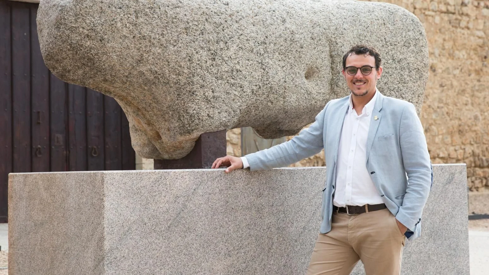 El alcalde de Toro, Tomás del Bien, junto a uno de los monumentos más emblemáticos de esta localidad zamorana